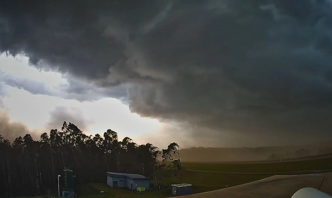 A imagem ilustra as pancadas de chuva previstas para São Paulo no fim de semana